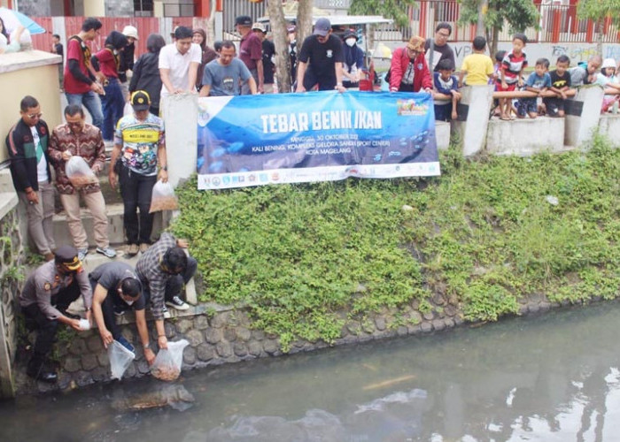 Peringatan 94th Hari Sumpah Pemuda,Tebar 11.000 Benih Ikan di Kali Bening 