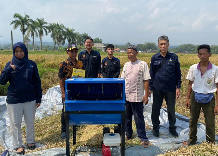 Untidar Bantu Petani Secang Magelang dengan Mesin Perontok Padi Modern