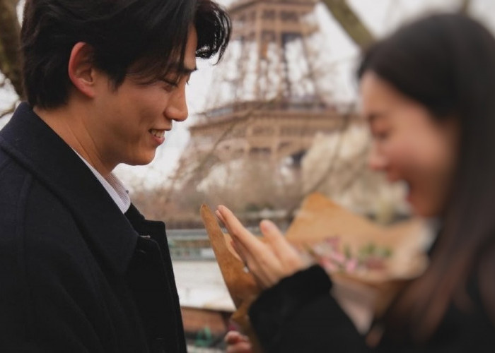 Foto Taecyeon 2PM yang dirumorkan tengah melamar kekasihnya di Paris, Prancis