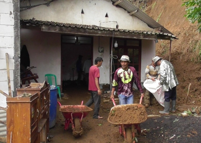 Hujan Deras Picu Longsor di Tlahab Temanggung, Warga Selamat Meski Tertimbun