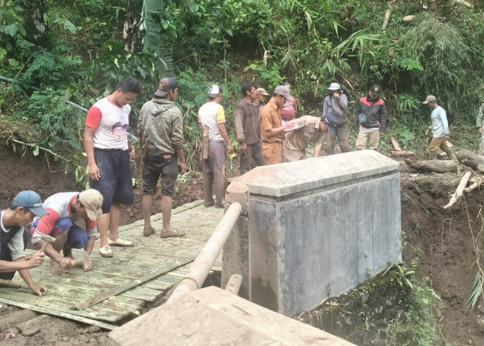Banjir Bandang Putus Jembatan Dlimas di Grabag Magelang, Akses Ekonomi Warga Lumpuh
