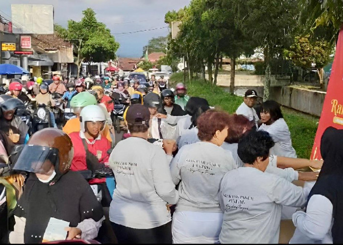Ratusan Warga Antusias Dapat Takjil Gratis Pandu Joyo Pakem di Kota Magelang