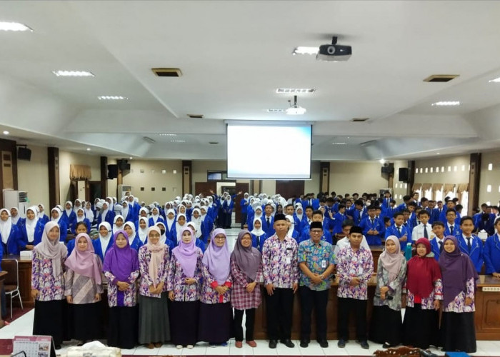 Siswa SMPN 2 Magelang Simulasi Sidang di Gedung DPRD Kota Magelang