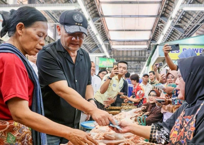 Gubernur Luthfi Blusukan Pasar Gede Solo, Belanja Sekaligus Memastikan Harga Terkendali Jelang Lebaran