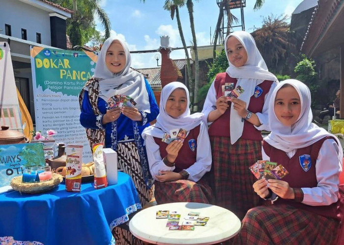 Guru Cantik di Cilacap Jawa Tengah Ini Ciptakan Metode Belajar Sambil Bermain Kartu