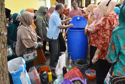 Perempuan Dadirejo Dilatih Bikin Pupuk Organik dari Nahan Sampah