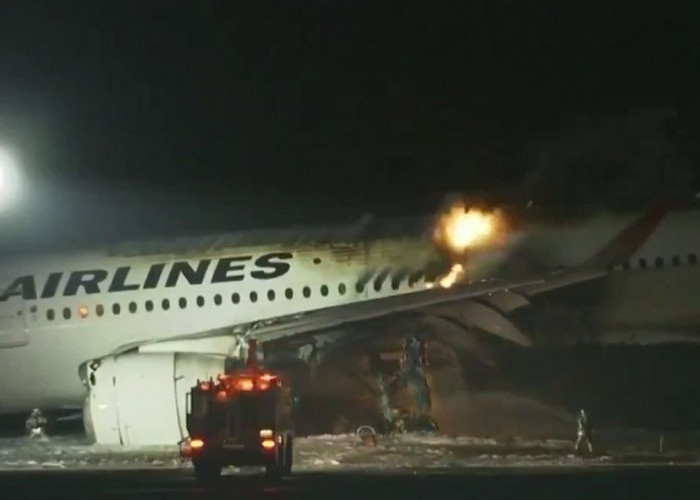 BREAKING NEWS! Pesawat Japan Airlines Alami Insiden Tabrakan di Bandara Haneda Tokyo
