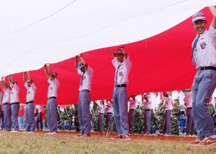 2.000 Siswa di Temanggung Kibarkan Bendera Merah Putih Raksasa di Alun-alun