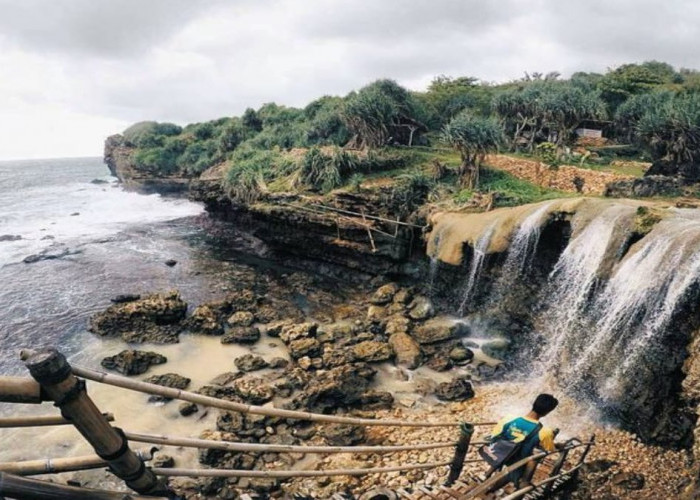 Pantai Jogan: Perpaduan Air Terjun dan Birunya Air Laut yang Mempesona di Gunungkidul, Yogyakarta