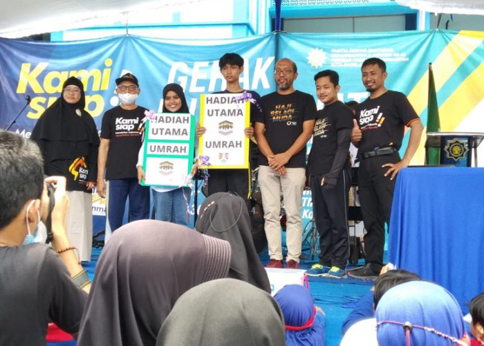 Raih Hadiah Umroh Jalan Sehat Muhammadiyah, Lia dan Fadel Sujud Syukur 