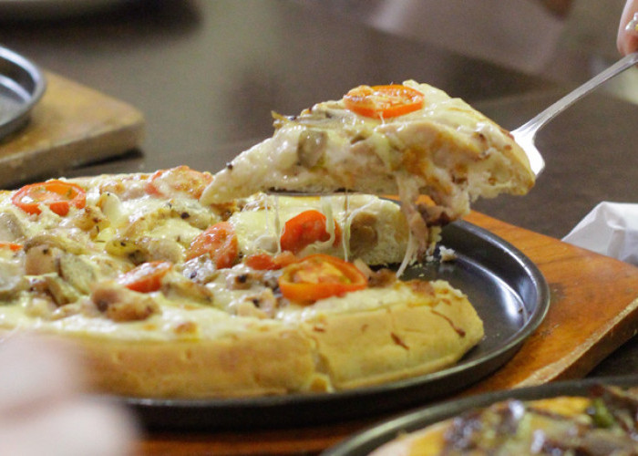 Sambut HUT RI Ke-79, Bond Cafe and Bakery Beri Diskon Khusus untuk Pizza dan Red Velvet Cake