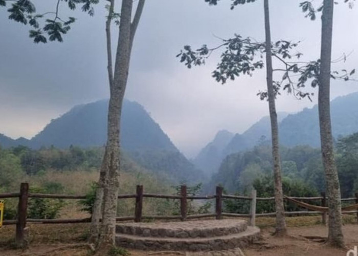 view gunung merapi yang tertutup kabut dari nawang jagad kaliurang