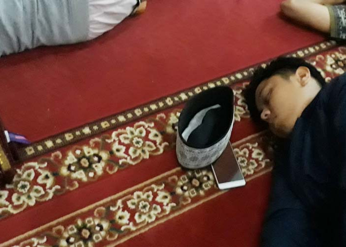 Hukum Tidur di Masjid, Boleh atau Dilarang?