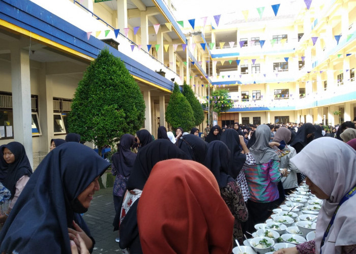Ratusan Porsi Bakso Hangatkan Halal Bihalal dan Peringatan Hardiknas di SMP Mutual