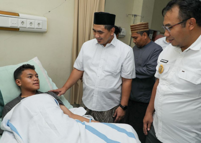 Wagub Jateng Taj Yasin Jenguk Siswa Korban Atap Kelas Roboh di Sragen