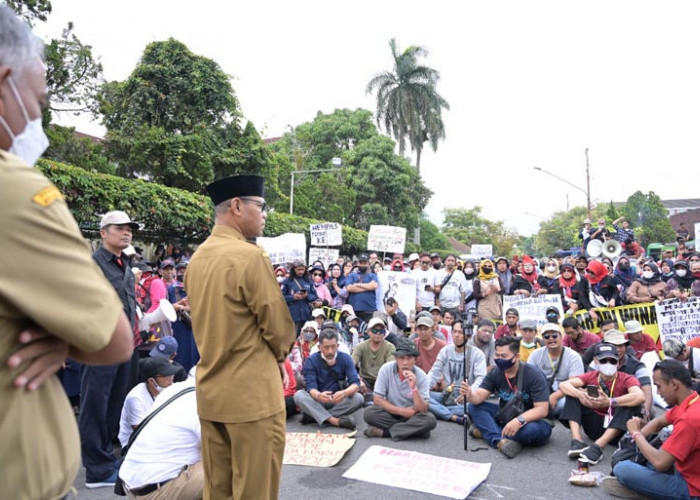 Pedagang Pasar Ngadirejo Geruduk Kantor Bupati, Tuntut Perbup 117 Dicabut