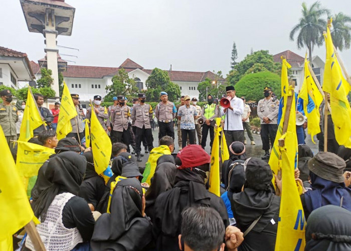 PMII Temanggung Demo Tolak Kenaikan Harga BBM, Bupati: Akan Kami Kawal Terus