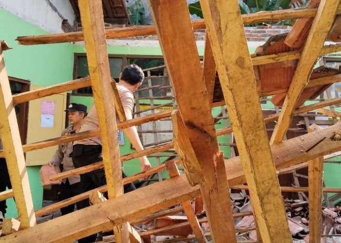 Atap Ruang Kelas SDN Secang 3 Magelang Roboh Akibat Bangunan Lapuk