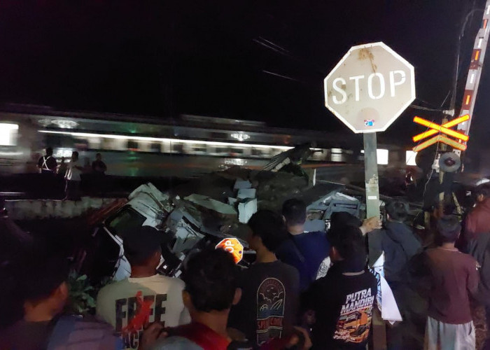 Truk Mogok di Perlintasan Kebumen Tabrakan dengan KA Gajayana, Jalur Kereta Sempat Lumpuh 5 Jam