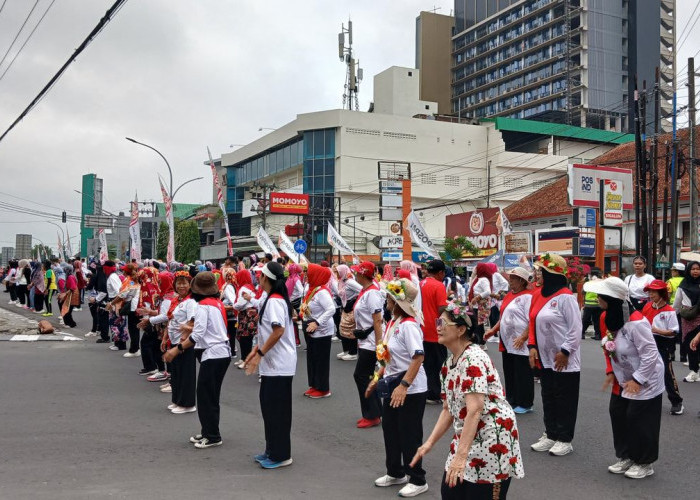Lautan Manusia Meriahkan Senam Tematik Bunga di Magelang Flower Festival 2026