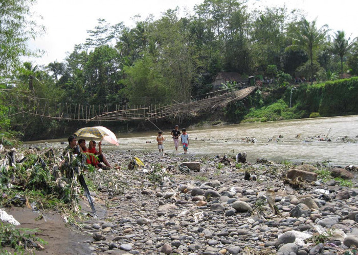 Anak-anak dan warga menjadikan tontotan putusnya Jembatan Ngembik
