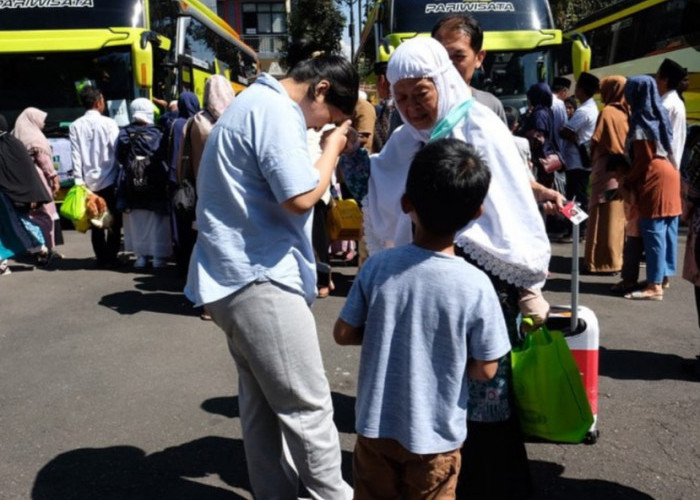 Pecah, Tangis Ribuan Keluarga Jemput Jamaah Haji di Pendopo Temanggung
