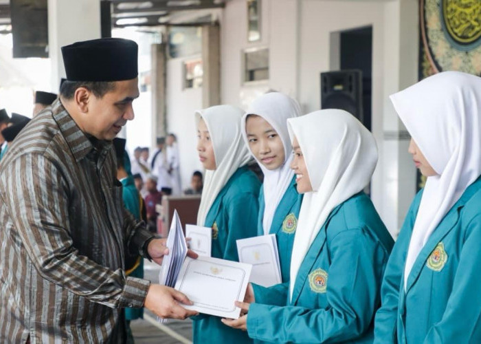 Taj Yasin Beri Tali Asih 15 Hafiz Al-Qur’an di Kudus, Dorong Generasi Qurani Jawa Tengah