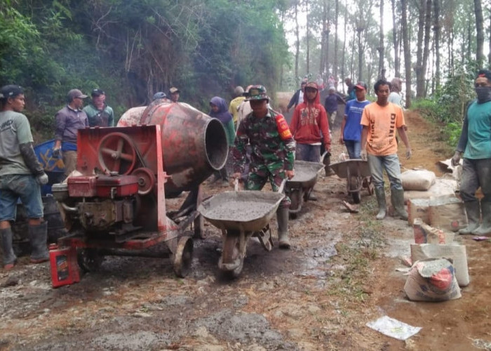 Babinsa Seloprojo Magelang Terjun Langsung Membangun Pengecoran Jalan Desa