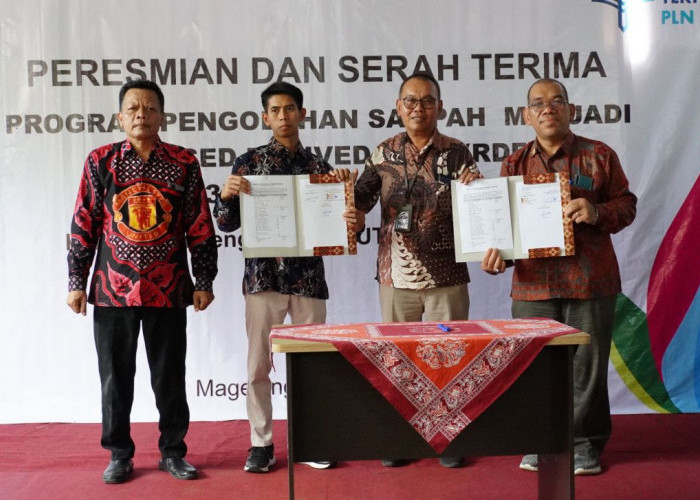 Penadatanganan penyerahan Sarana Pengelolaan Sampah oleh General Manager PLN Unit Induk Distribusi Jateng dan DIY