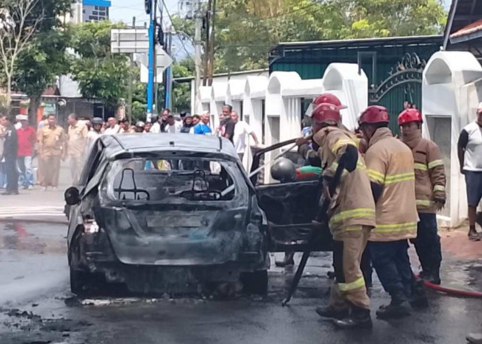 Diduga Panik, Pengemudi Tinggalkan Mobil yang Terbakar di Kota Magelang