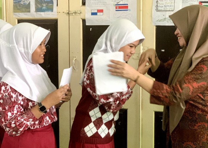 Bikin Haru, Siswa SD Kramat 1 Magelang Kirim Surat Cinta untuk Guru