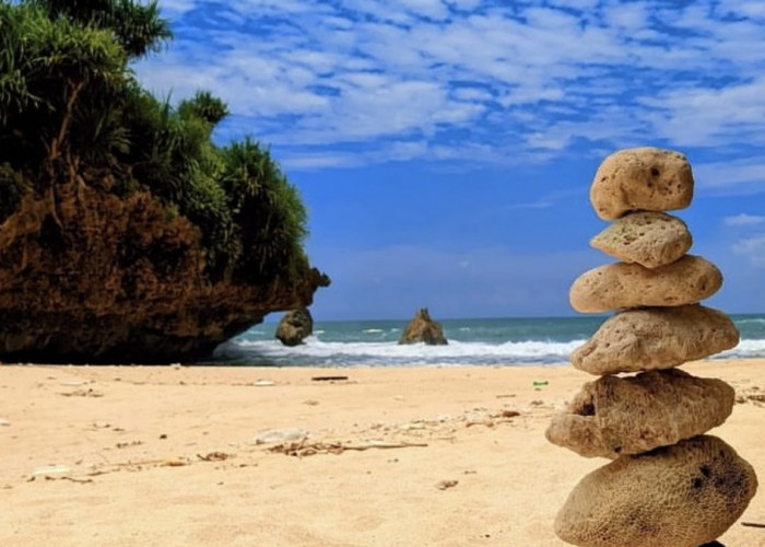 Berada di Gunungkidul Yogyakarta, Pantai ini Punya Pesona Pasir Putih dan Laut Biru yang Sangat Cantik! 