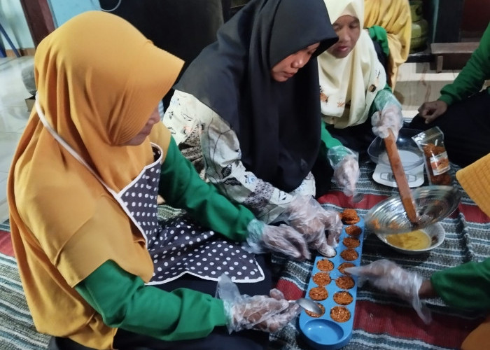 Sejumlah kaum ibu kompak memproduksi makanan olahan hasil pertanian di sekretariat sekaligus rumah produksi KWT Sinar Putri Desa Awu-Awu Kecamatan Ngombol Kabupaten Purworejo