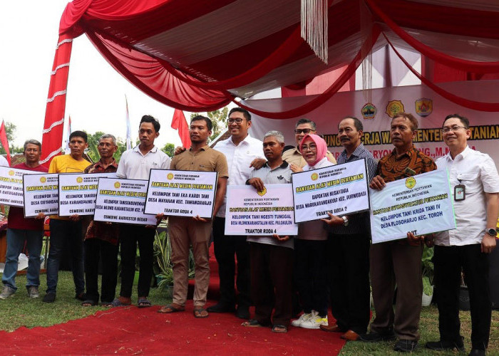 Kementerian Pertanian menyalurkan bantuan untuk mendukung produksi padi dan jagung di wilayah Grobogan
