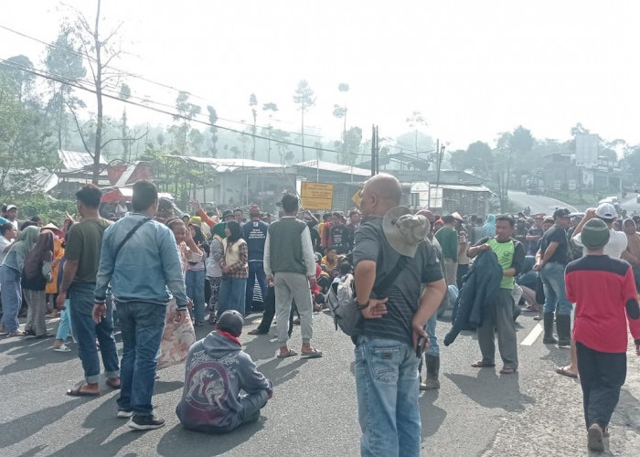 Warga menduduki jalan provinsi di Kertek Wonosobo sebagai aksi protes mereka terhadap aktivitas galian C