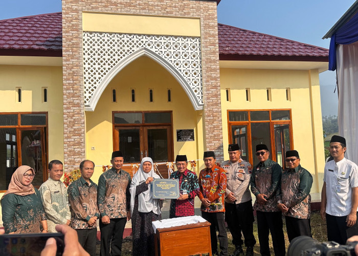 Resmikan Masjid SMA N 1 Garung, Bupati Wonosobo Teken Prasasti Sarana Ibadah