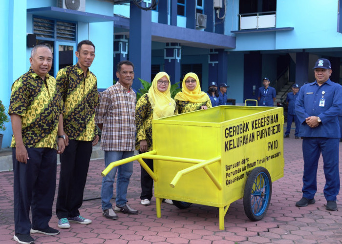 Kampung Suronegaran Dapat Gerobak Sampah dari PDAM Purworejo