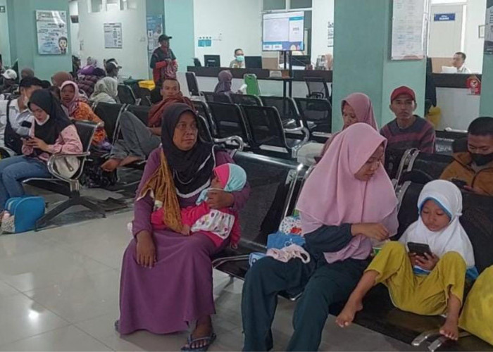 Sejumlah warga saat mengantre pelayanan kesehatan di RS dr Soeselo Slawi, Kabupaten Tegal
