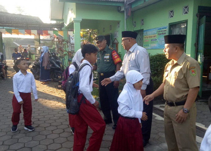 Pembina Upacara Hari Pertama Masuk Sekolah di SDN Soroyudan, Bukan Kepala Sekolah, Tapi Pak Kades