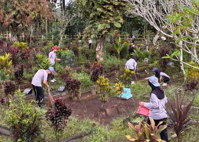 Tak Sekadar Seremoni Hari Bumi, Siswa MAN 1 Magelang Bersihkan Makam dan Saluran Air