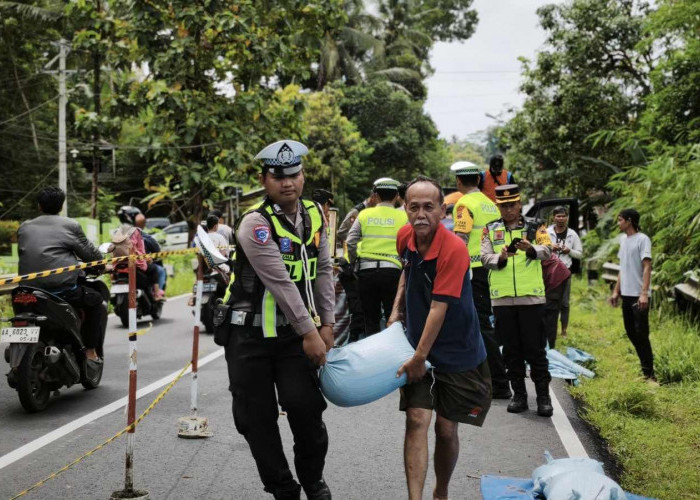 Hujan Deras Picu Longsor dan Banjir di Purworejo, Polres Turunkan Regu Siaga Bencana Saat Operasi Lilin 2025