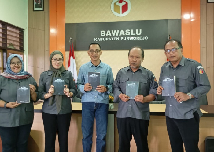 Buku 'Sang Juru Damai' Lengkapi Literasi Kepemiluan Bawaslu Purworejo