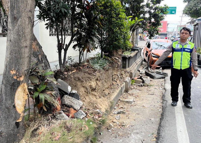 Diduga Mengantuk, Pengemudi Toyota Agya Tabrak Pembatas Jalan di Muntilan Magelang
