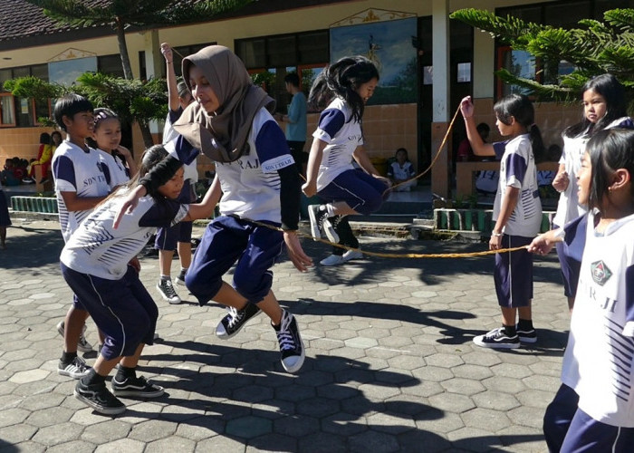 Hari Anak Nasional, SD Negeri 1 Traji Kenalkan Lagi Permainan Tradisional kepada Siswa