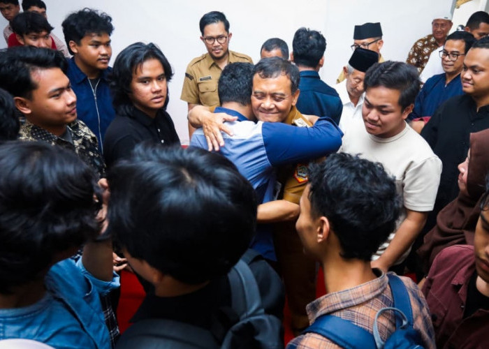 Ahmad Luthfi Salurkan Bantuan untuk Mahasiswa Asal Sumatera yang Terdampak Bencana