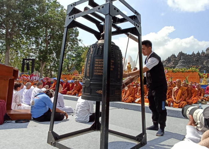 Sambutan Hangat Masyarakat Melihat Kirab Waisak dari Mendut Menuju Borobudur
