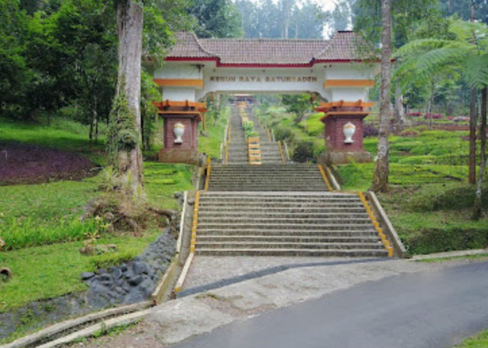 gerbang masuk ke dalam kawasan kebun raya baturraden banyumas