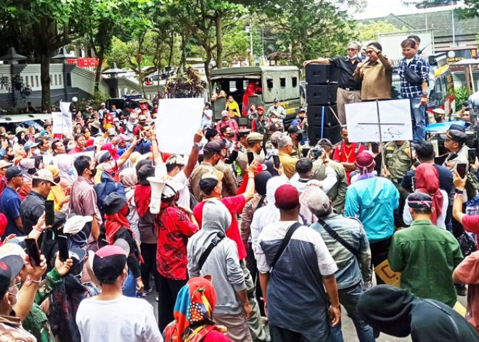 Tak Puas Jawaban Bupati, Massa Pedagang Datangi Kantor DPRD, Ketua Dewan: Kami Bersama Rakyat!