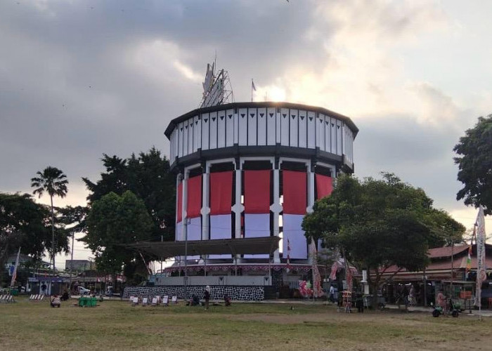 Water Toren Alun-alun Kota Magelang Dihiasi 16 Bendera Merah Putih