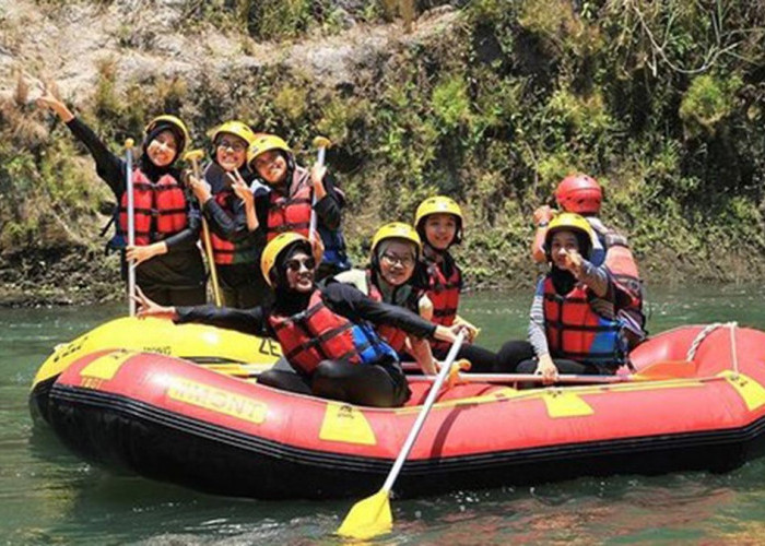 Aktivitas rafting di Sungai Elo Magelang